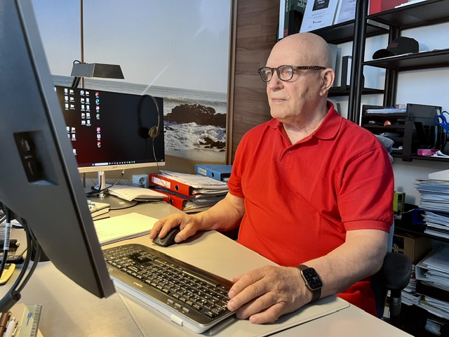 Pekka Peltonen työskentelemässä tietokoneella